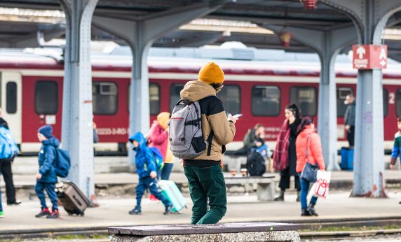 Personne attendant à une gare